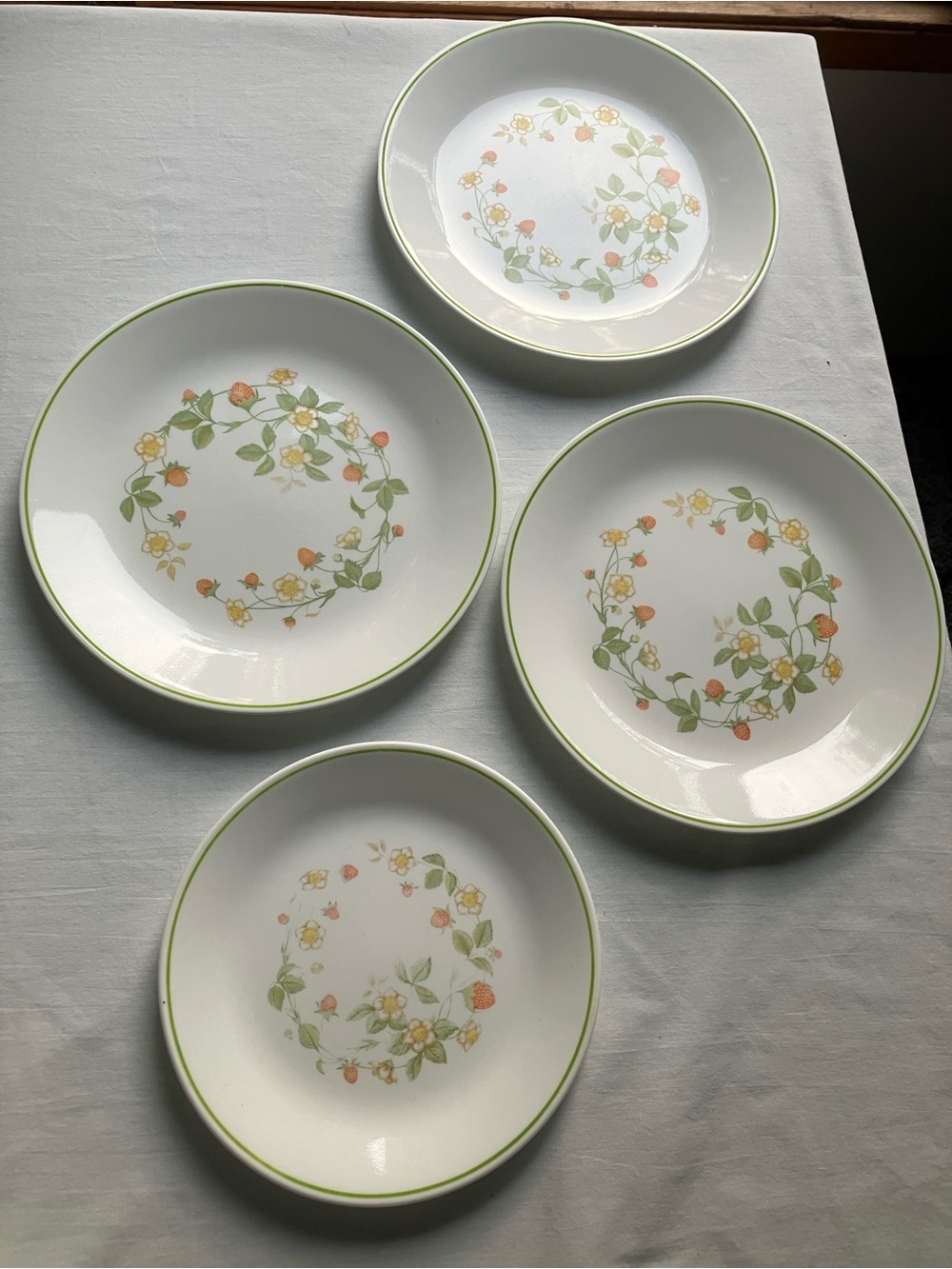 Corelle Strawberry Sundae Dinnerware Set 4 Pieces